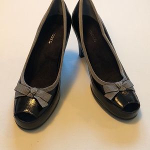 Aerosoles peep toe pumps. Gently used, like new. Size 9. Very comfortable.